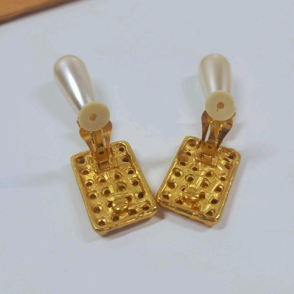 1980s Baroque Faux Pearl Teardrop And Gold Tone Earrings Clip-on Regency Revival - Picture 4 of 5